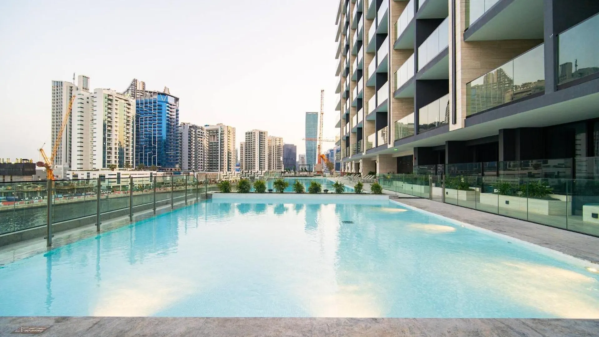 Your Private Jacuzzi On A High Floor Studio Dubai Apartment