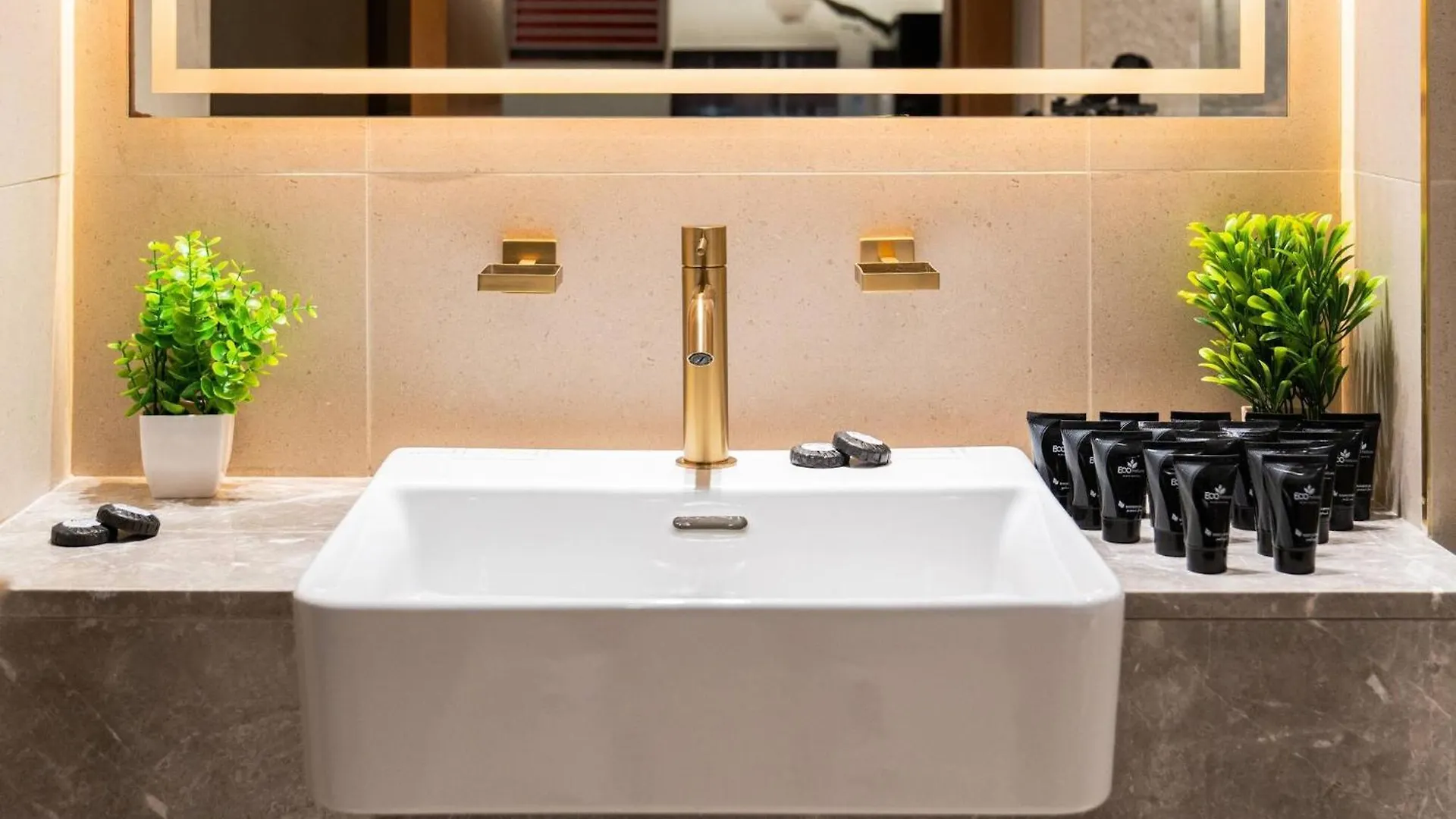 Your Private Jacuzzi On A High Floor Studio Dubai Apartment