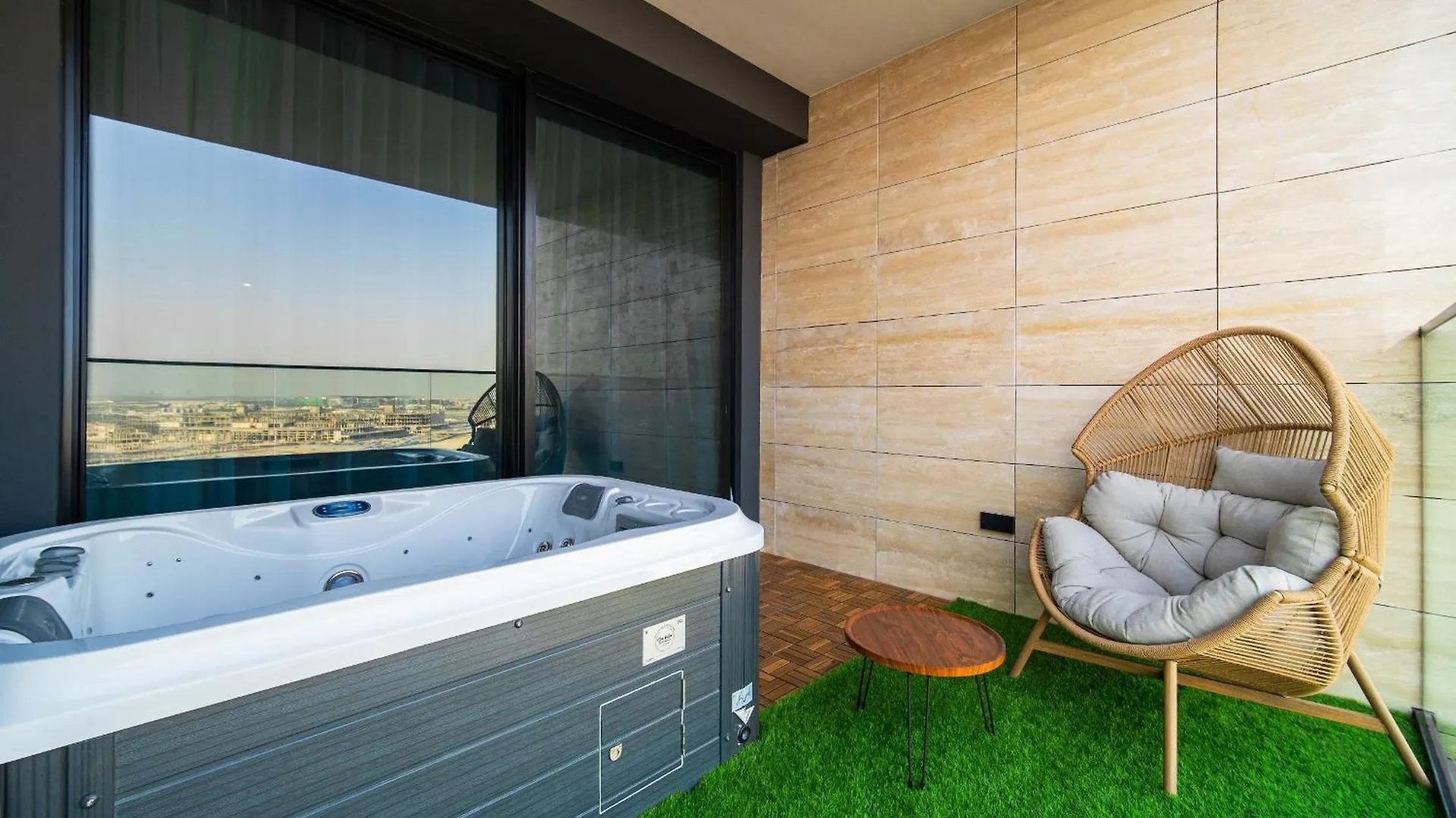 Your Private Jacuzzi On A High Floor Studio Dubai Apartment