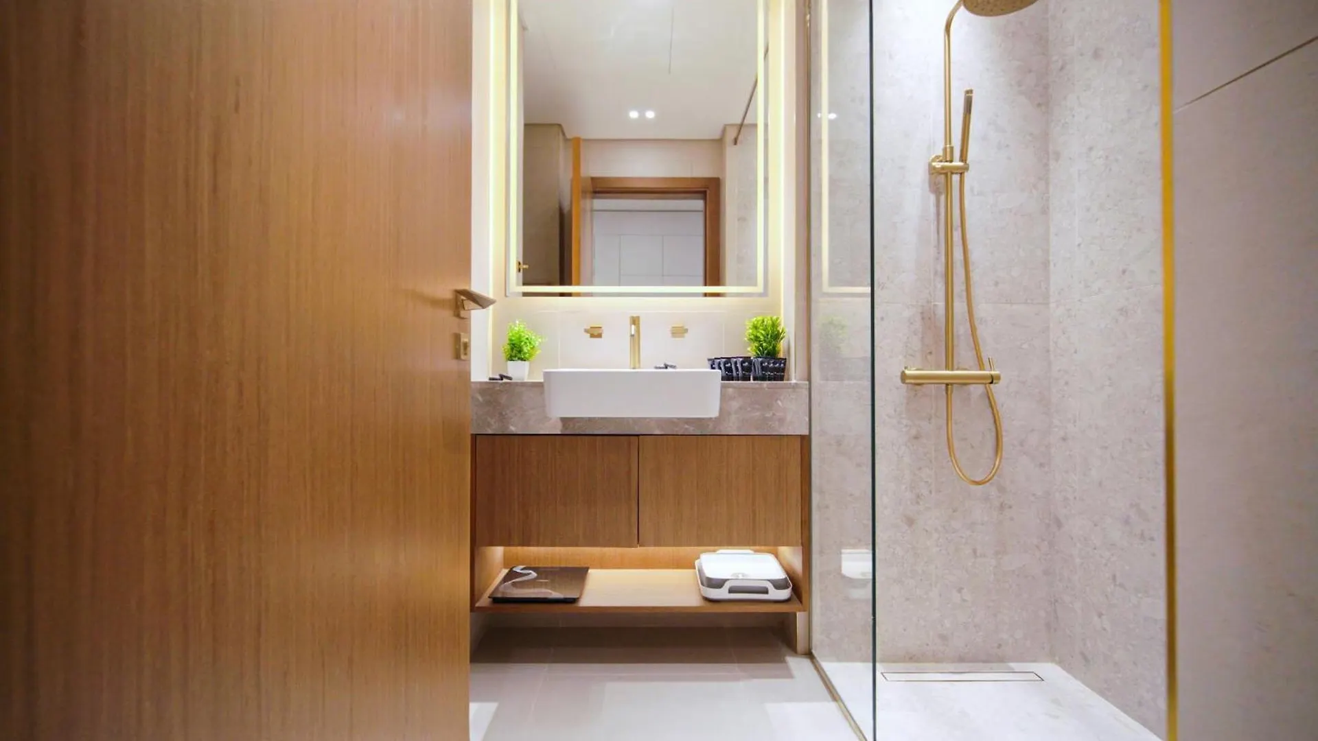 Your Private Jacuzzi On A High Floor Studio Dubai Apartment